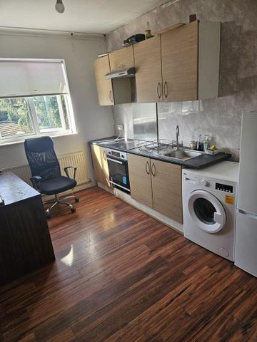 1 bedroom in a flat share to rent - Photo 3