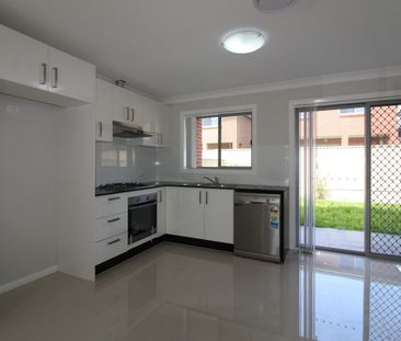 Modern 4-Bedroom Townhome in Prime Plumpton 🎉 - Photo 3