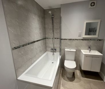 Lily Close - Photo 5