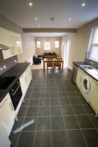 Room in a Shared House, Bernard Street, SO14 - Photo 2