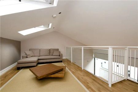 2 bedroom house in London - Photo 4