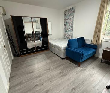 Studio to rent - Photo 2