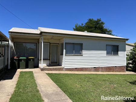 Family home in close proximity to Orange Hospital, Leewood Employment Precinct & In the direction of Cadia Mine - Photo 5