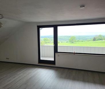 Dachgeschosswohnung mit Balkon und traumhaften Ausblick ins Grüne! - Photo 2