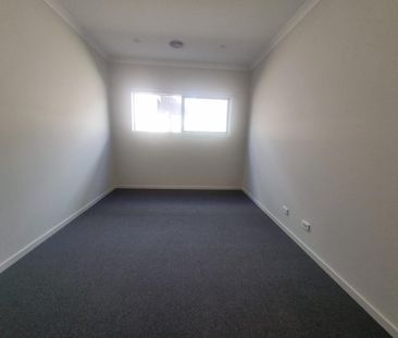 **Modern Comfort in Truganina: Stylish 4-Bedroom Family Home** - Photo 4