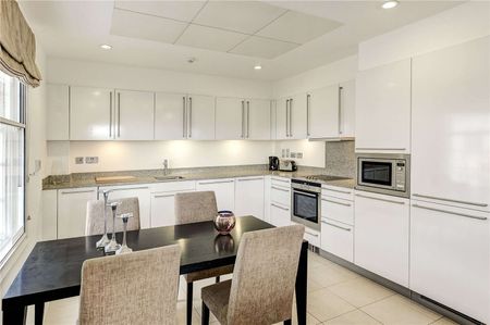 Spacious three double bedroom apartment in Mayfair. - Photo 5