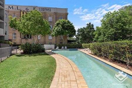 Break lease opportunity to secure a spacious woolstore apartment with private leafy outlook - Photo 2