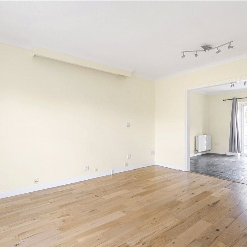 Good size three bedroom semi detached house with garden and driveway parking in the popular village of Southmoor. - Photo 1