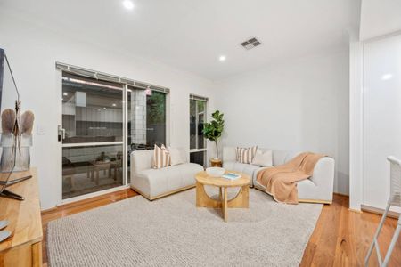 Modern, Light-Filled Home in a Prime Lifestyle Location - Photo 2