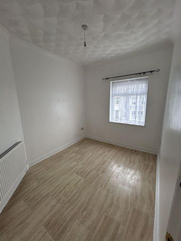 3 bedroom end of terrace house to rent - Photo 3