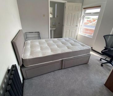 1 bedroom in a house share to rent - Photo 4