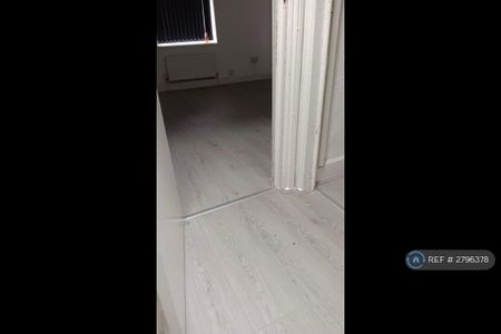 3 bedroom flat to rent - Photo 2