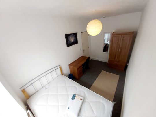 8 Bed Semi-Detached House, Stanbury Avenue, BS16 - Photo 1