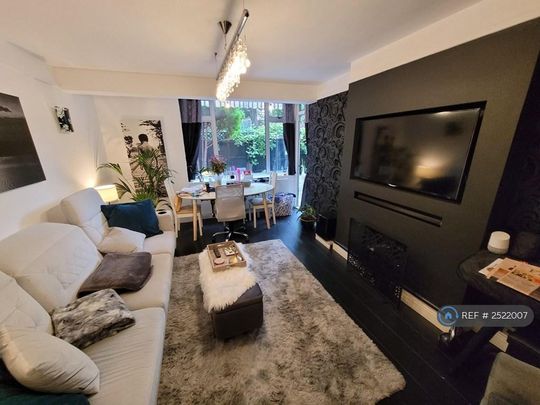 1 bedroom in a flat share to rent - Photo 1