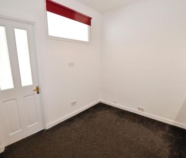 3 bedroom flat to rent - Photo 4