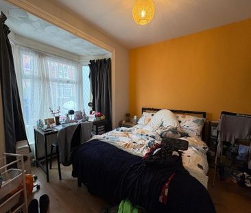 4 bedroom semi-detached house to rent - Photo 6