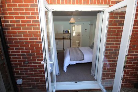 1 bedroom in a house share to rent - Photo 3