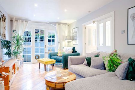 Historic conversion in one of East London's more desirable, tree-lined streets. - Photo 5