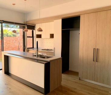 Stunning Executive 2 Bedroom Townhouse with large courtyard - Photo 3