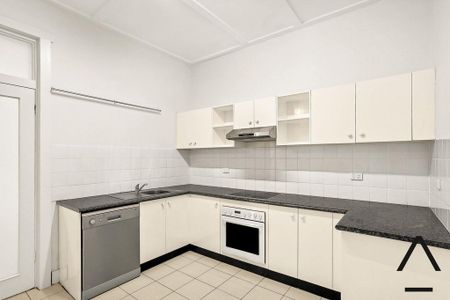 SPACIOUS & BRIGHT TWO BEDROOM UNIT - Photo 3