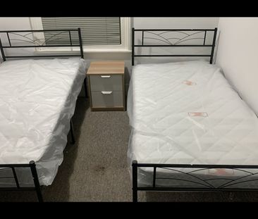 Room in a Shared House, Carlyle Road, E12 - Photo 2