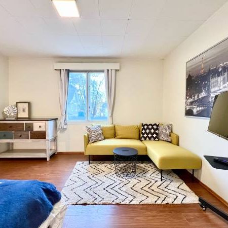 🏠 2 Bed 1 Bath Top Floor Unit in Prime Location - Photo 3