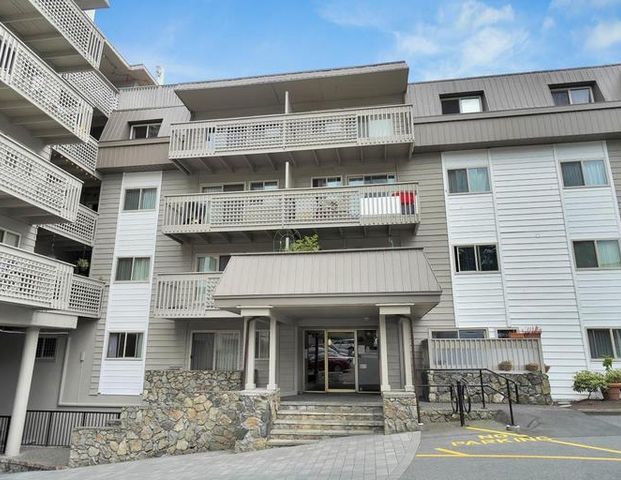Macaulay East Apartments | 948 Esquimalt Rd, Esquimalt - Photo 1