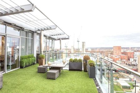 Exclusive three double bedroom apartment in the heart of Spinningfields. Completely one of a kind with two parking spaces, this is not one to miss. - Photo 3