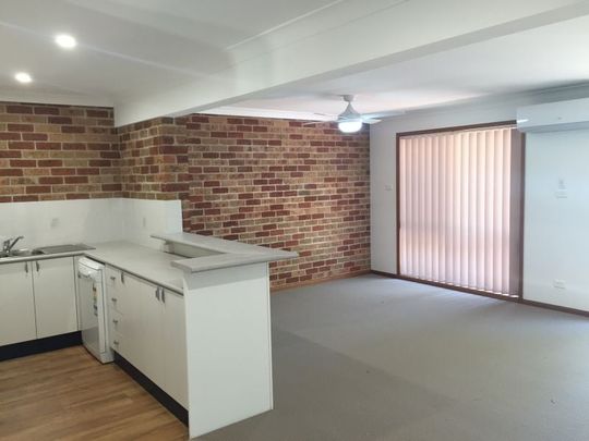 Well presented, air-conditioned townhouse in a quiet and private location. - Photo 1