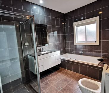 SUPERSIZED 5 BEDROOM HOUSE PLUS 2 BEDROOM GRANNY FLAT. - Photo 3