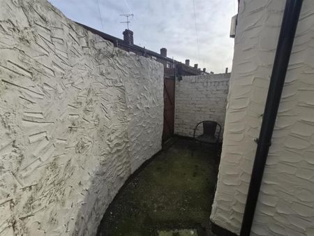 2 bedroom terraced house to rent - Photo 5