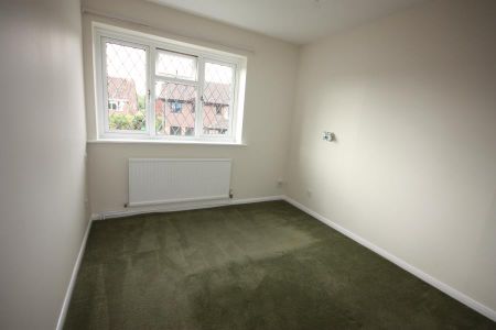 Guildford, Surrey, GU4 - Photo 3