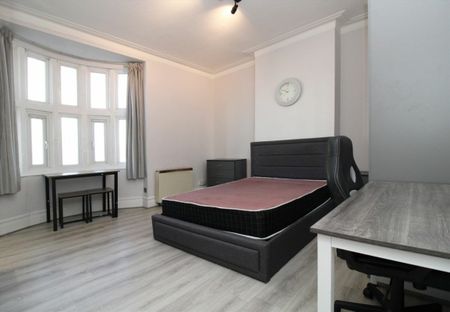 High Street - Photo 3