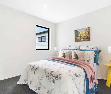 Stunning Three Bedroom Townhouse - Photo 4