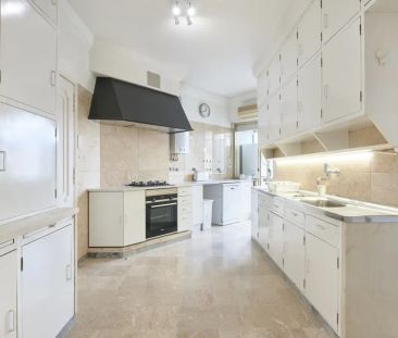 Room in a shared 9-bedroom apartment for rent in Lisbon. - Photo 6