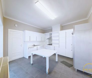 Te huur: Charmante rijwoning met authentieke gevel in het centrum v... - Photo 2