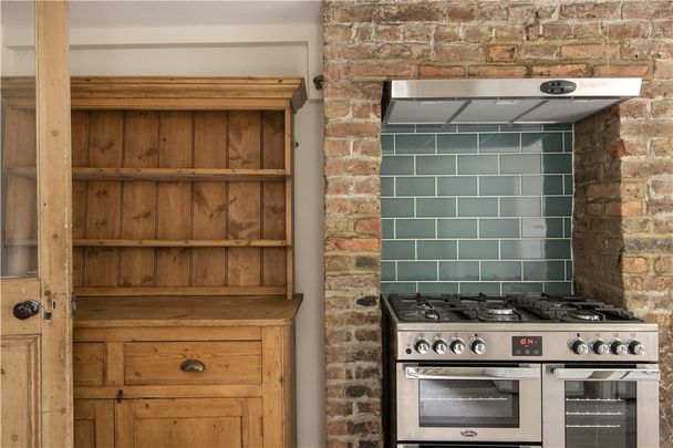 Charming 4 bedroom family house in Candahar Road, part of Little India therefore close to Battersea Park, Clapham Junction and many good schools in Chelsea, Battersea and Clapham including Christchurch, Frances Holland, Garden House, Newton Prep, Thomas's, The Laurels. - Photo 1