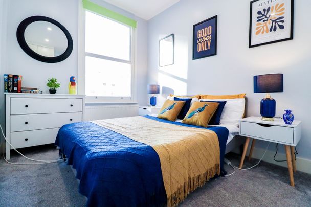 2 Bed Flat, St. John's Hill, SW11 - Photo 1