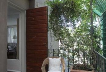 Center-Popolo: Excellently restored 1 bedroom, living, bath, terrace with views. Sleeps 4. Ref 848