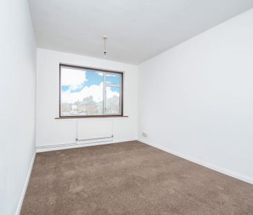 3 bedroom end of terrace house to rent - Photo 3