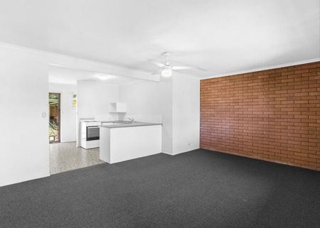 NEWLY RENOVATED 2 BEDROOM 1 BATHROOM UNIT IN PRIME EAGLEBY LOCATION - Photo 4