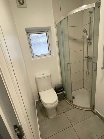 Room in a Shared House, Selborne Gardens, NW4 - Photo 3