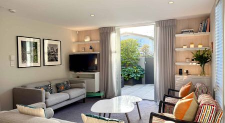 FULLY FURNISHED BEAUTIFULLY STYLED TOWNHOUSE IN PRIME LOCATION! - Photo 4