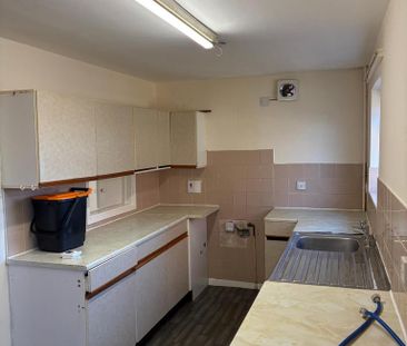 3 bedroom end of terrace house to rent - Photo 2