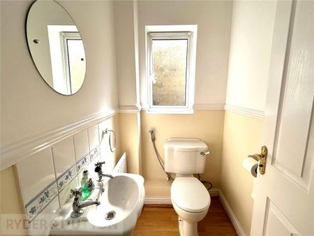 4 bedroom detached house to rent - Photo 2