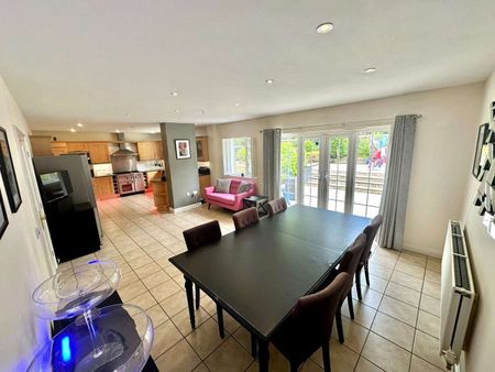 A substantial, detached, family home, in a quiet cul de sac to the south of Newbury near Wash Water. - Photo 2