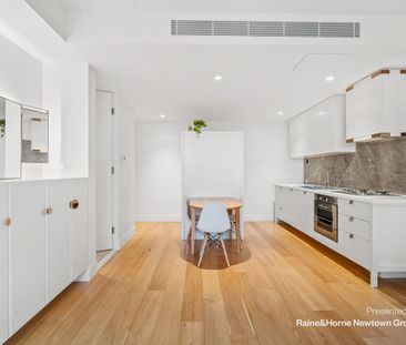 Luxurious 2 bed haven in award-winning complex offered - Furnished - Photo 6