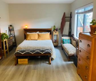 Deluxe studio with in-suite laundry – PET FRIENDLY - Photo 1