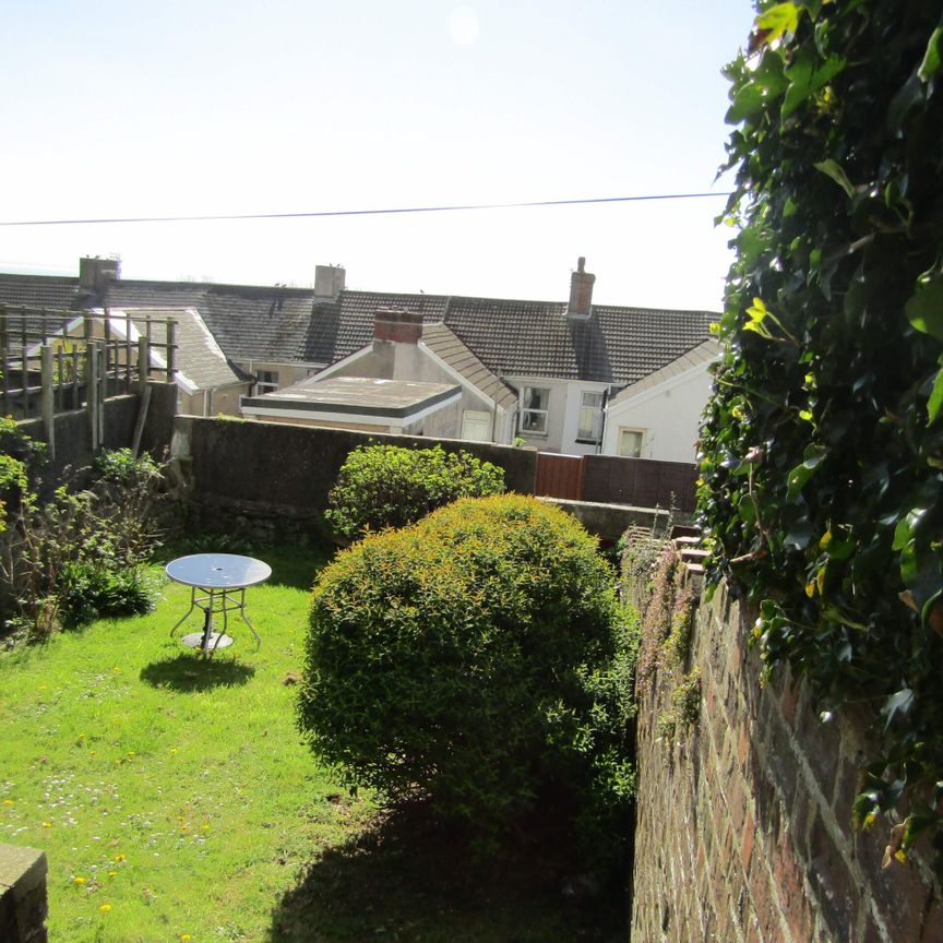 ** Apply on Line ** 1 Bed Ground Floor flat with walk in shower Trafalgar Place, Brynmill - Photo 1