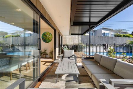 Large Luxury Home with Swimming Pool - Photo 4